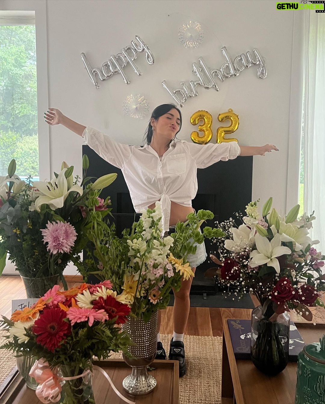 Lali Espósito - 708.3K Likes - Quiero agradecer toooodo el amor que estoy recibiendo hoy y TODOS los días🥰
Desde muy muy muy niña que siento el cariño y la empatía de muchossss conmigo y con lo que hago! Me siento poderosa y enérgica pero también aprendiendo a ser vulnerable y a ir más hacia adentro... así son los treintis no?
Estoy rodeada de amor sincero Amor del bueno! GRACIAS
💖💖💖💖💖💖💖💖💖💖
Les dejo estas fotitos mías, de mi hijo gatito Villano y de la más importante de todas que es mi mamita que me dio la life!
Besos y amor para todxs !