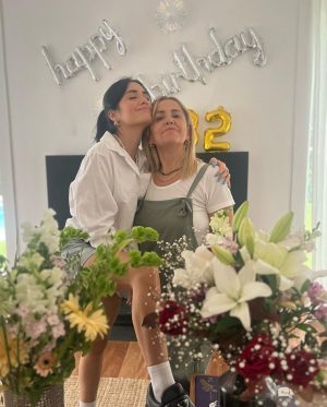 Lali Espósito Instagram - Quiero agradecer toooodo el amor que estoy recibiendo hoy y TODOS los días🥰

Desde muy muy muy niña que siento el cariño y la empatía de muchossss conmigo y con lo que hago! Me siento poderosa y enérgica pero también aprendiendo a ser vulnerable y a ir más hacia adentro... así son los treintis no? 
Estoy rodeada de amor sincero Amor del bueno! GRACIAS 
💖💖💖💖💖💖💖💖💖💖

Les dejo estas fotitos mías, de mi hijo gatito Villano y de la más importante de todas que es mi mamita que me dio la life!
Besos y amor para todxs !