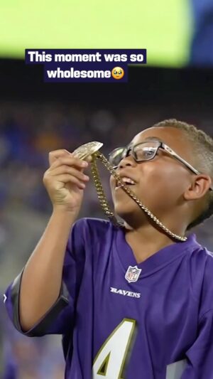 Lamar Jackson Instagram - @new_era8 let this lucky fan wear his chain 💜💧#WASvsBAL