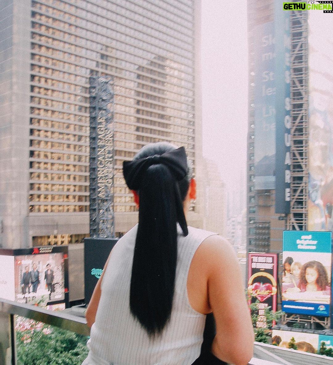 Lana Condor Instagram - J'adore as seen by Jean-Michel Othoniel @dior @diorbeauty 🖤 Brooklyn Botanic Garden