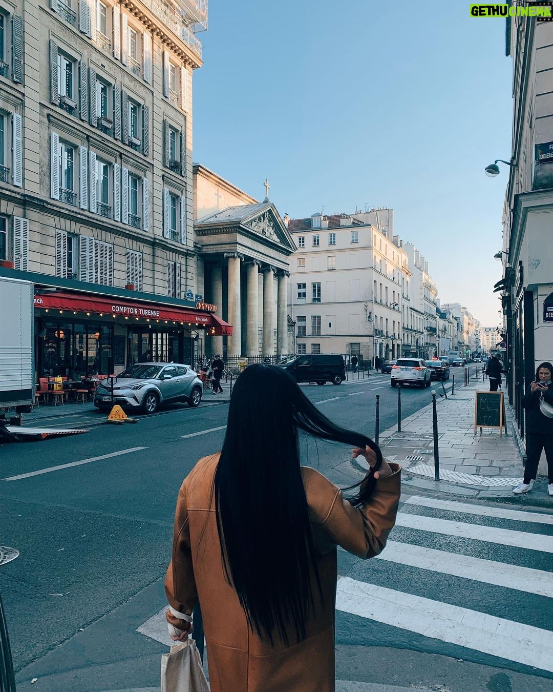 Lana Condor Instagram - Whip my hair back and forth 🤌🏽 @dimitrishair