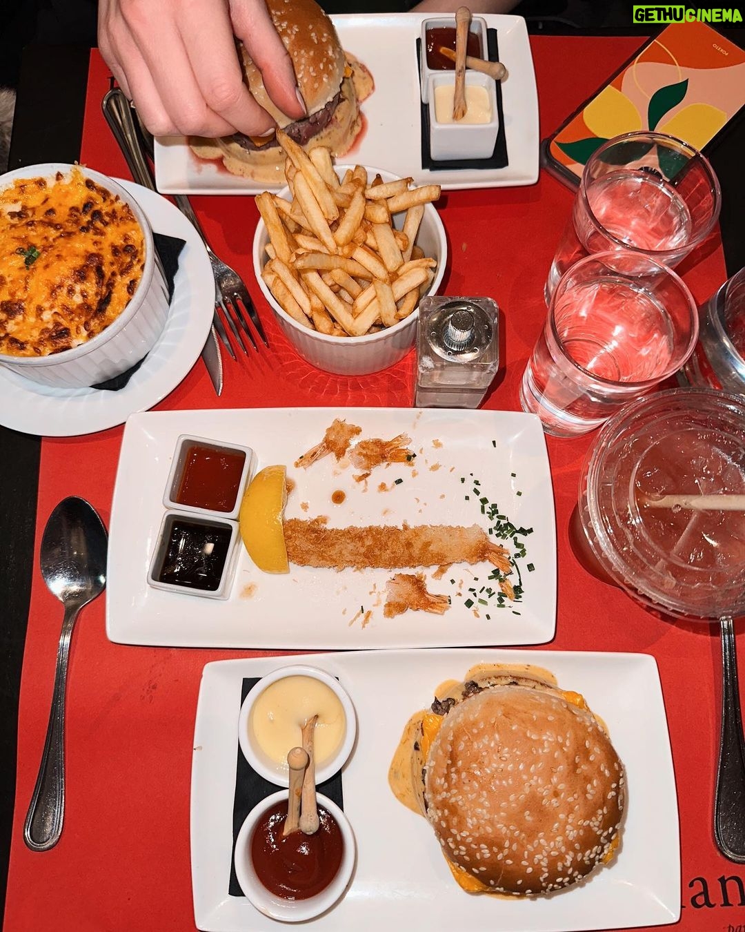 Lana Condor Instagram - This post has one purpose only: a freaking LOVE LETTER TO THE BEST BURGER (& mac) IVE EVER HAD, in Paris. … you guys don’t understand… it was simply perfect. Swipe for video shock 🍔 Dinand par Ferdi