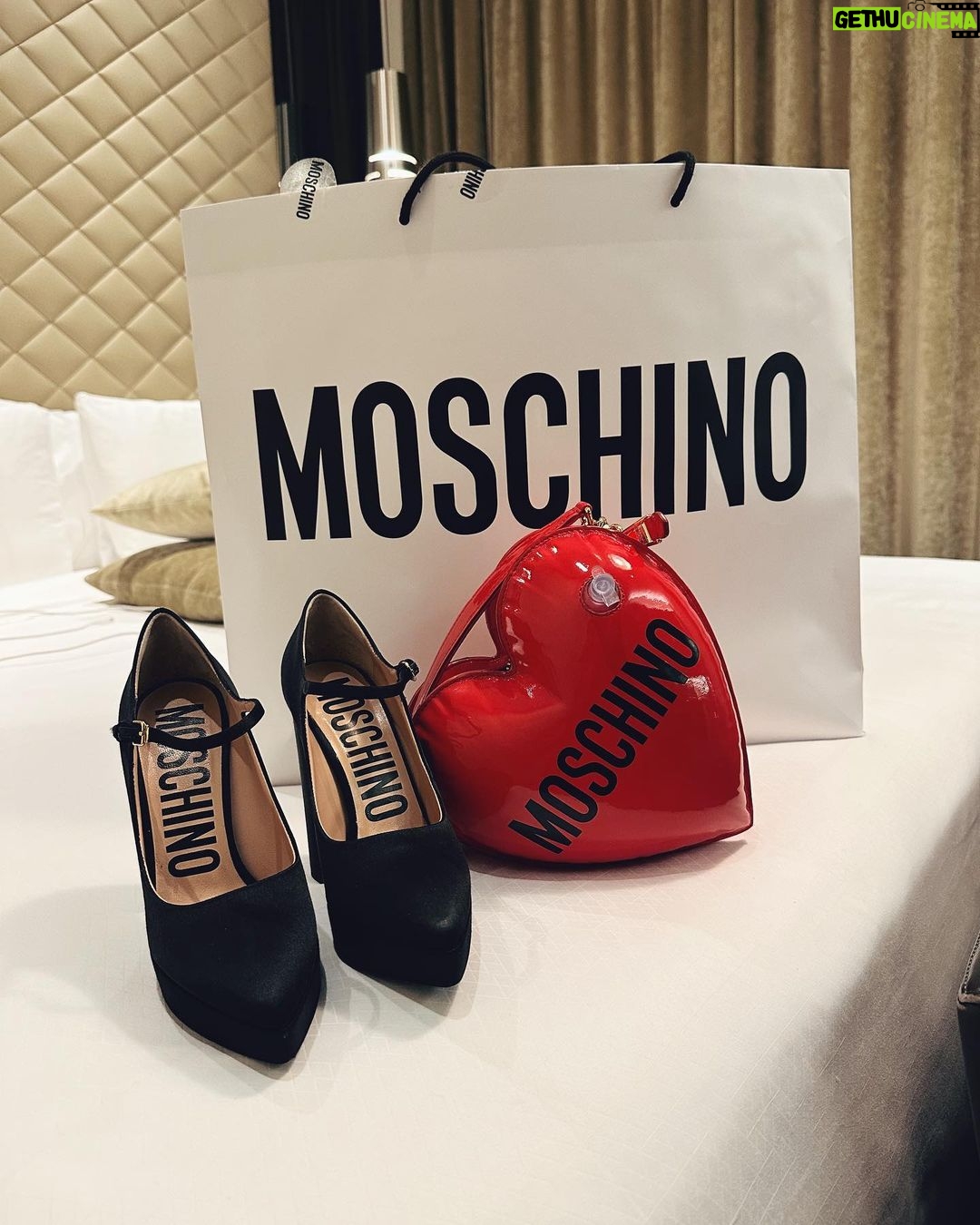 Lana Condor Instagram - She’s giving buoyancy in @moschino!!! Thank you for having me @jeremyscott the collection is DIVINE (plz refer to the swipe for the jaw drop) Milan, Italy