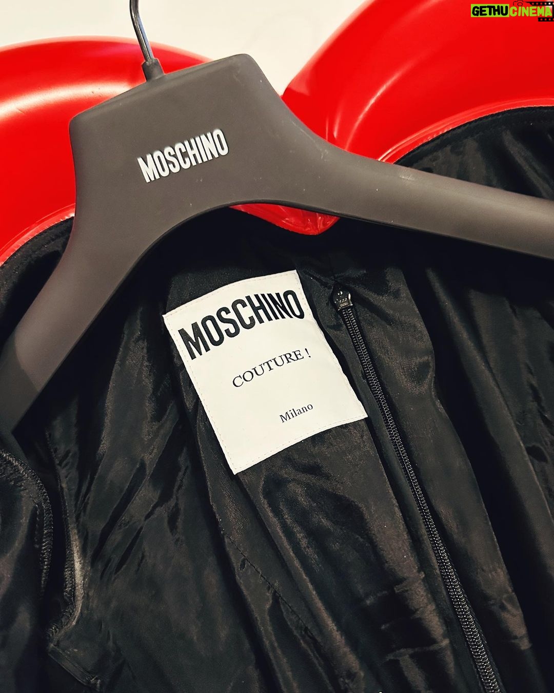Lana Condor Instagram - She’s giving buoyancy in @moschino!!! Thank you for having me @jeremyscott the collection is DIVINE (plz refer to the swipe for the jaw drop) Milan, Italy
