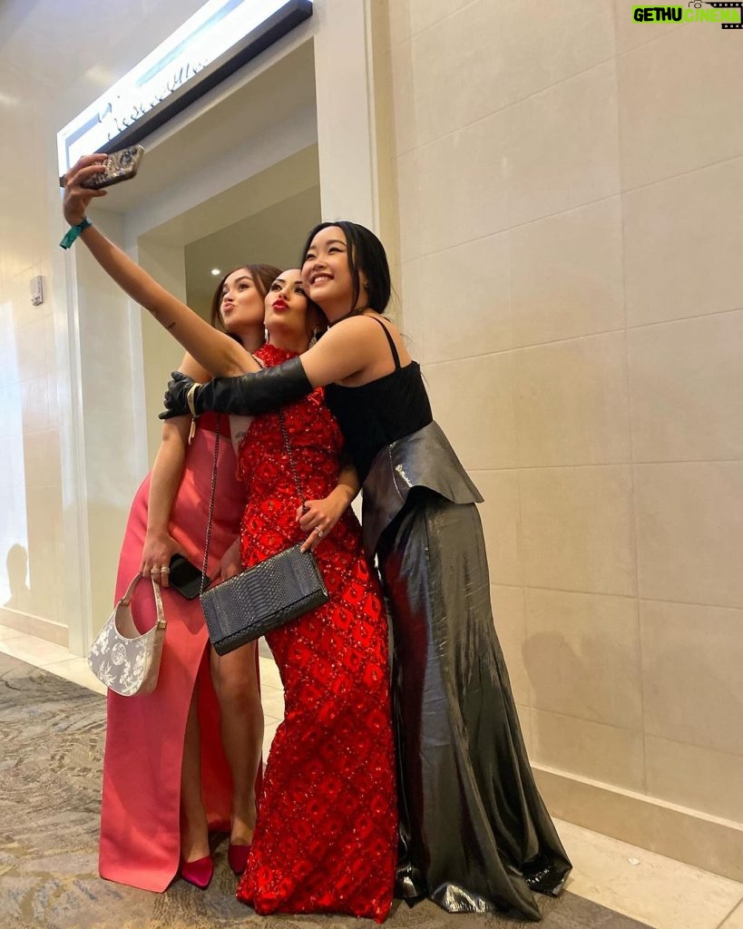 Lana Condor Instagram - An @unforgettablegala night with my unforgettable sisters 🥹 @janelparrish & @annacathcart Beverly Hills, California