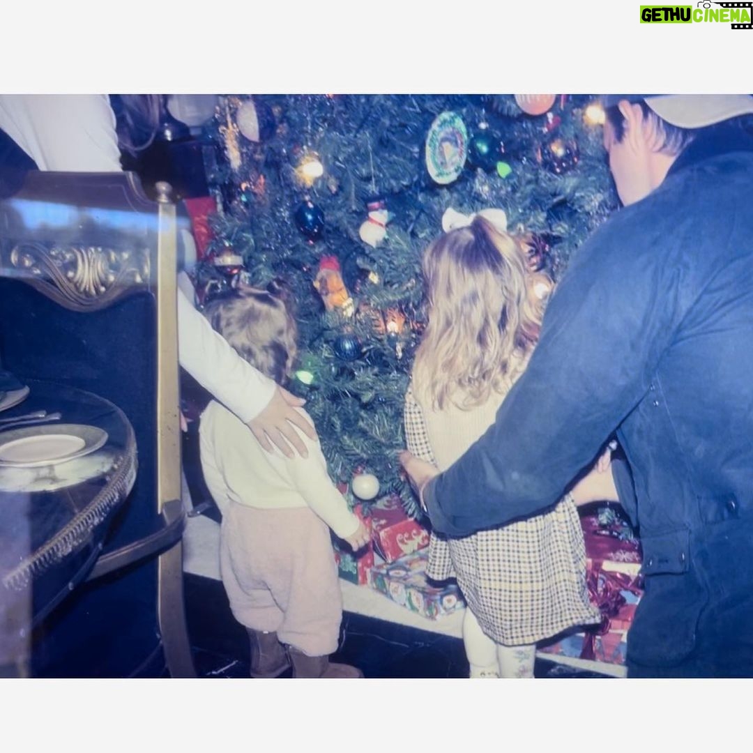Lana Del Rey Instagram - ๐๐ฝ ๐๐ธ๐พ๐ต๐ญ ๐ซ๐ฎ ๐ช ๐ซ๐ต๐พ๐ฎ ๐๐ฑ๐ป๐ฒ๐ผ๐ฝ๐ถ๐ช๐ผ ๐๐ฒ๐ฝ๐ฑ๐ธ๐พ๐ฝ ๐๐ธ๐พ ๐ญ๐ธ๐๐ท ๐ฑ๐ฎ๐ป๐ฎ ๐ฒ๐ท ๐๐ฎ๐ถ๐น๐ฑ๐ฒ๐ผ! I just know youโre gonna have the best time tuning into Christmas at Graceland, there are so many different surprises and performances coming your way โ weโve been running around Memphis and Riley has been kind enough to let the kids run all around the yard. Itโs been a blast, watching Phoenix, hold hands with her daughter Tupelo, it feels like nothing short of magic. There are gonna be so many different performances, and you know you can count on me to more than likely have the one somber one, so iโve got you covered with that ๐ but really, Iโm excited to see it all come together and so grateful for everybody whos been so generous to have our family come from all over to hear me sing and visit with the their family. Itโs going to be a fun night of TV โ with the Rockefeller Christmas tree lighting, live at 8 PM beforehand :-) See u soon โค๏ธ