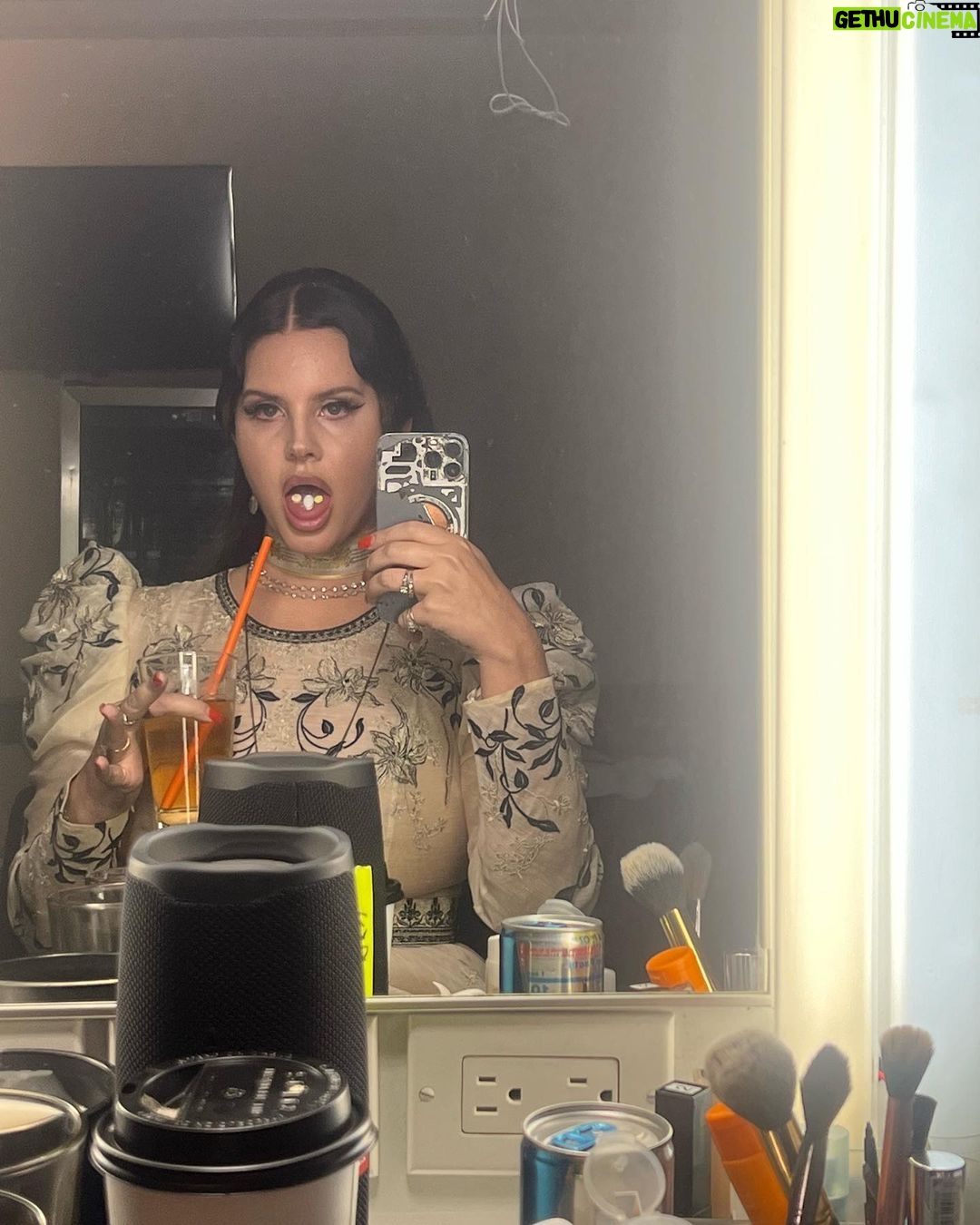 Lana Del Rey - 2.9 Million Likes - Activate:
Star Mode