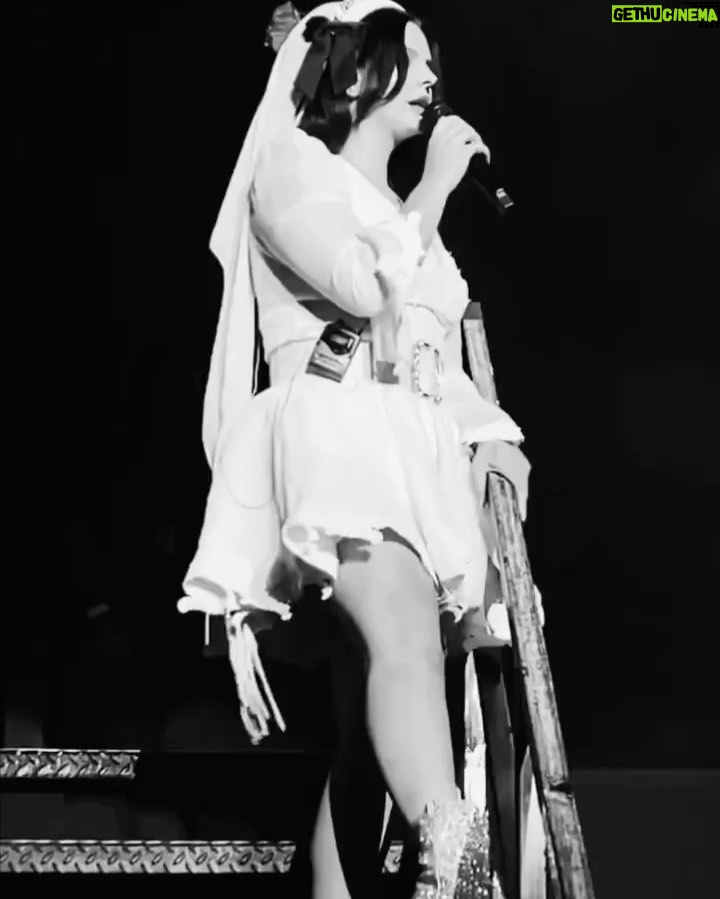 Lana Del Rey Instagram - Mexico City that was amazing. I know it’s pouring today but I hope we see you tonight at the stadium. Love you lots.