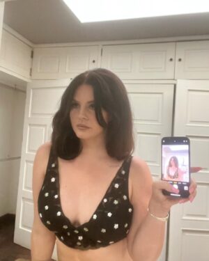 Lana Del Rey Instagram - Landed
Mexico