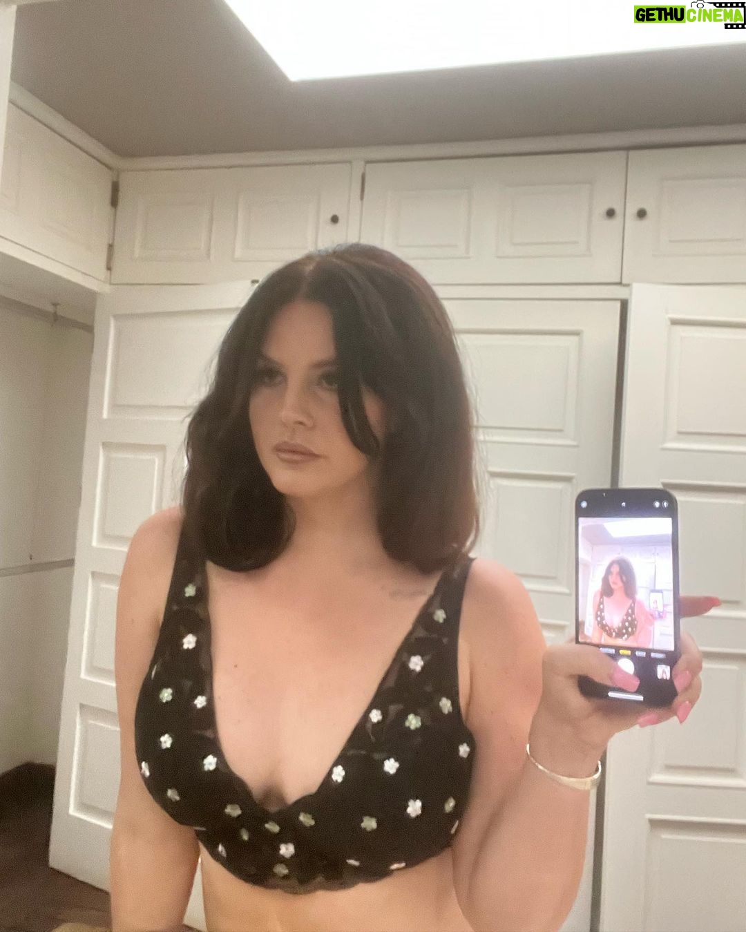 Lana Del Rey - 3.3 Million Likes - Landed
Mexico