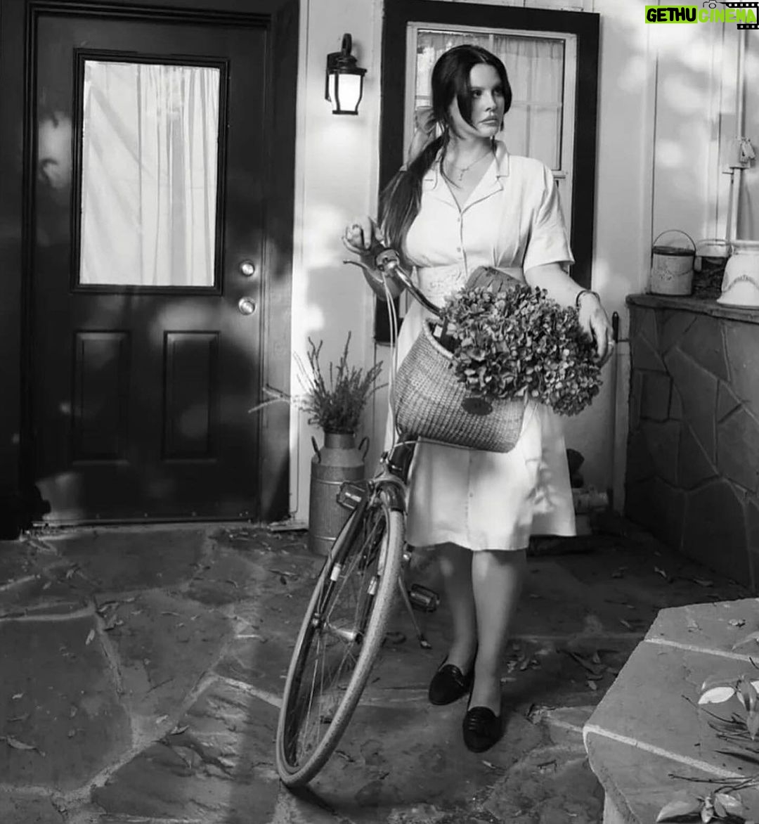 Lana Del Rey Instagram - 𝓞𝓵𝓭 𝓜𝓸𝓷𝓮𝔂 𝓐𝓷𝓷𝓲𝓮 𝓞𝓪𝓴𝓵𝓮𝔂