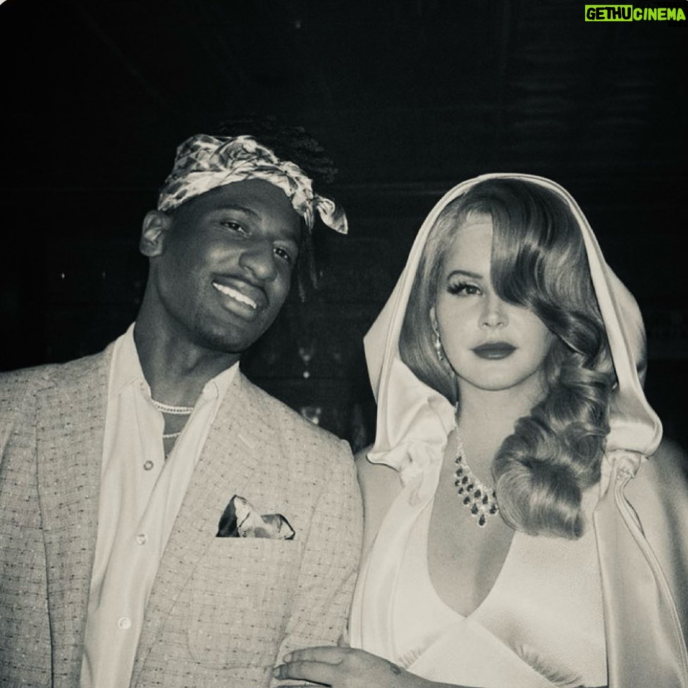 Lana Del Rey Instagram - Thank you @vmas from me and Jon and rich lee It’s been a very good year –and it’s all because of my buddies making these records and videos. and all u folks on tour. We’ll see you in Tennessee tonight and tomorrow.