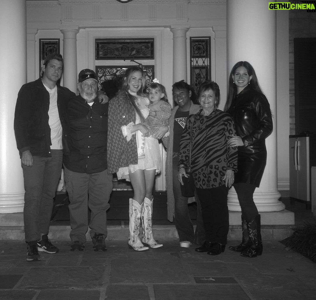 Lana Del Rey Instagram - Family at Graceland ❤️🤍