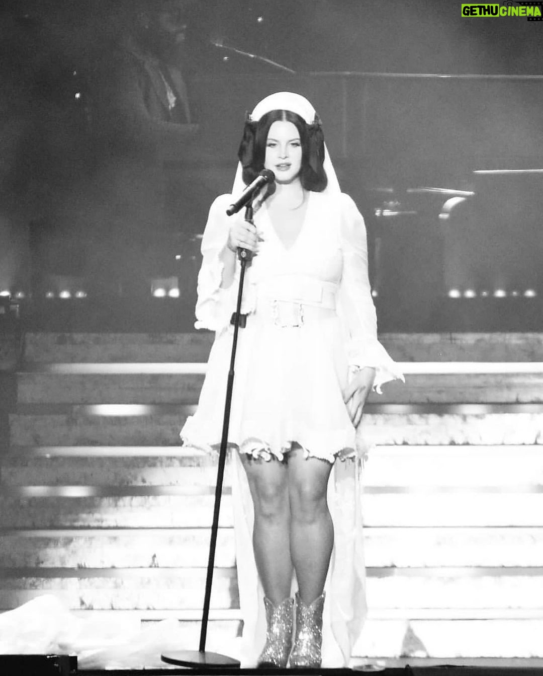 Lana Del Rey Instagram - Mexico City that was amazing. I know it’s pouring today but I hope we see you tonight at the stadium. Love you lots.