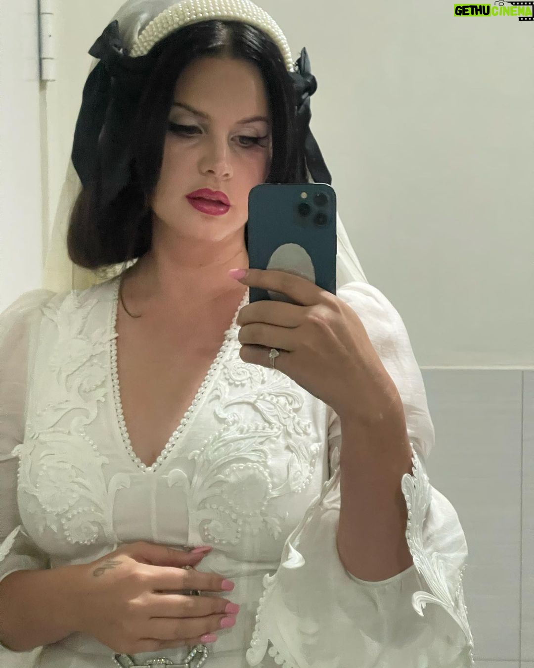 Lana Del Rey Instagram - Mexico City that was amazing. I know it’s pouring today but I hope we see you tonight at the stadium. Love you lots.