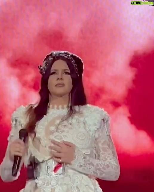 Lana Del Rey Instagram - Oh caaaanadaaa 100,000 people and I fell so hard had to lean into the crowd to regain myself @lanadelreytour @red.delrey