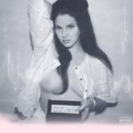 Lana Del Rey Instagram - 𝓕𝓸𝓻 𝓯𝓾𝓽𝓾𝓻𝓮 𝓬𝓸𝓶𝓶𝓾𝓷𝓲𝓬𝓪𝓽𝓲𝓸𝓷 𝓼𝓲𝓰𝓷 🪧 𝓾𝓹 𝓱𝓮𝓻𝓮 𝓯𝓸𝓻 𝓮𝔁𝓬𝓵𝓾𝓼𝓲𝓿𝓮 𝓲𝓷𝓯𝓸𝓻𝓶𝓪𝓽𝓲𝓸𝓷 𝓪𝓷𝓭 𝓬𝓸𝓷𝓽𝓮𝓷𝓽 𝓽𝓸 𝓬𝓸𝓶𝓮 Link in bio