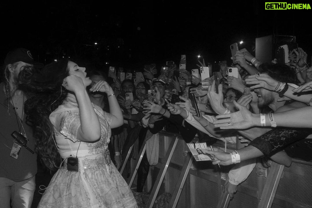 Lana Del Rey Instagram - Thank you so much São Paulo ❤️ Thank you for supporting us from the beginning Camera 📸 @yourgirlchuck