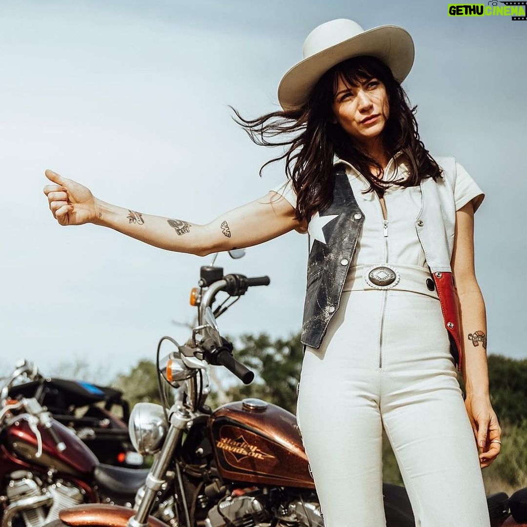Lana Del Rey Instagram - She’s hitching a ride to Texas – For her last shows of the year opening for @chrisstapleton Ending with @sagebrushtexas November 19