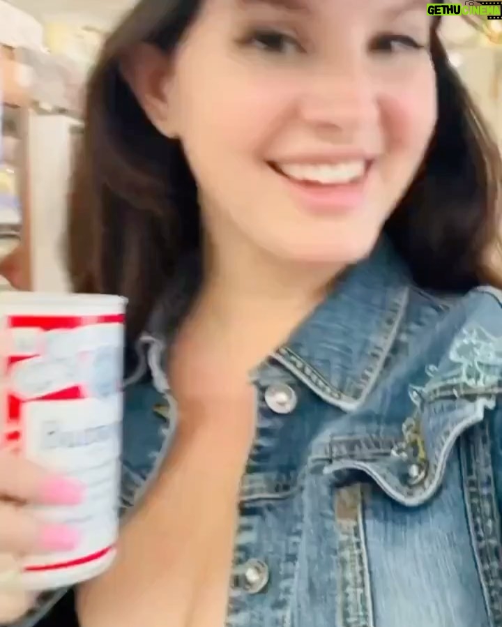 Lana Del Rey Instagram - Goooood morning Arkansas from me and my favorite dress🌟 baby it is so pretty here! See u tonight at the Walmart amphitheater