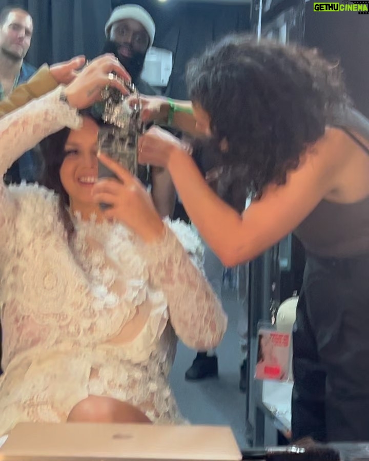 Lana Del Rey Instagram - Oh caaaanadaaa 100,000 people and I fell so hard had to lean into the crowd to regain myself @lanadelreytour @red.delrey
