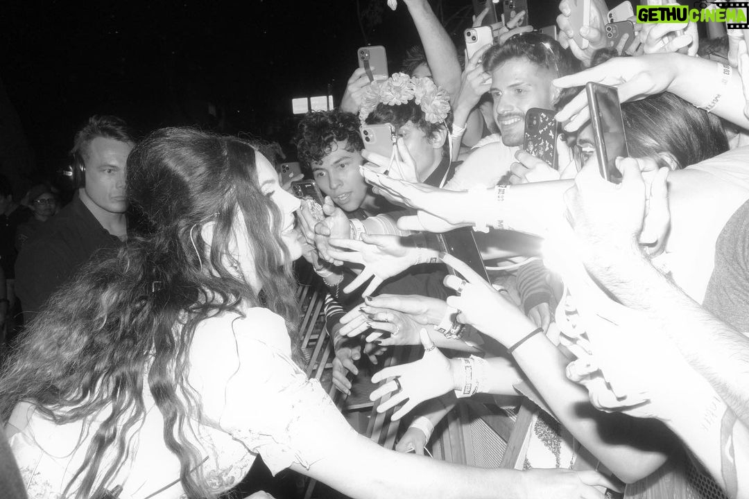 Lana Del Rey Instagram - Thank you so much São Paulo ❤️ Thank you for supporting us from the beginning Camera 📸 @yourgirlchuck