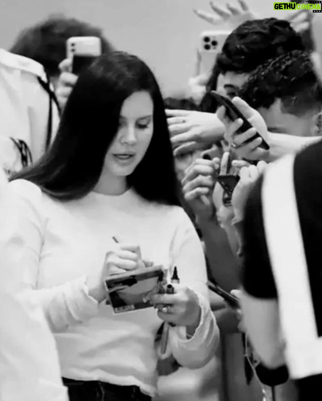 Lana Del Rey Instagram - Brazil! If you knew how excited I was to be here. Can’t wait for the show tomorrow. 🇧🇷 Rio de Janeiro, Rio de Janeiro