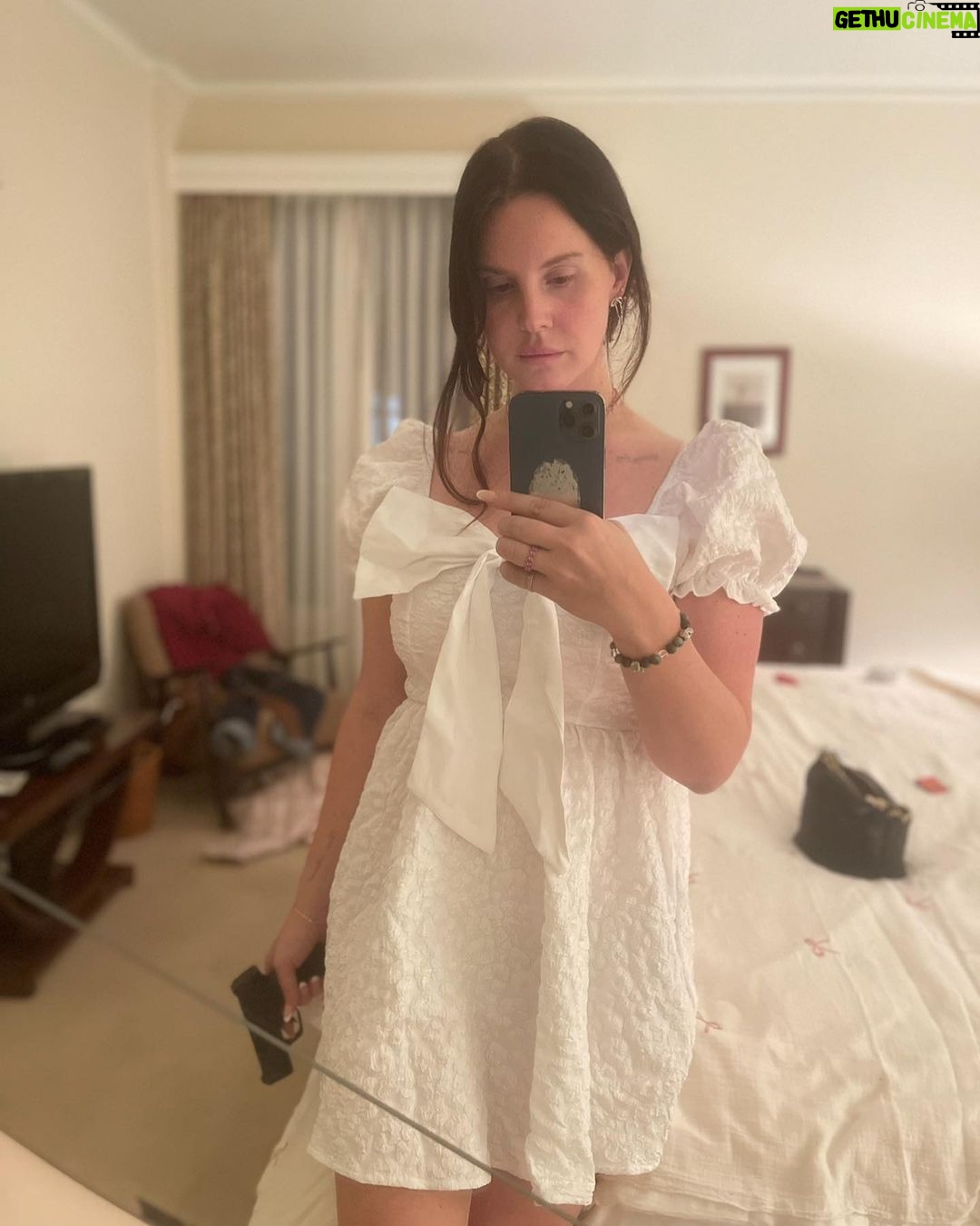 Lana Del Rey - 4.7 Million Likes - felt cute 🥰