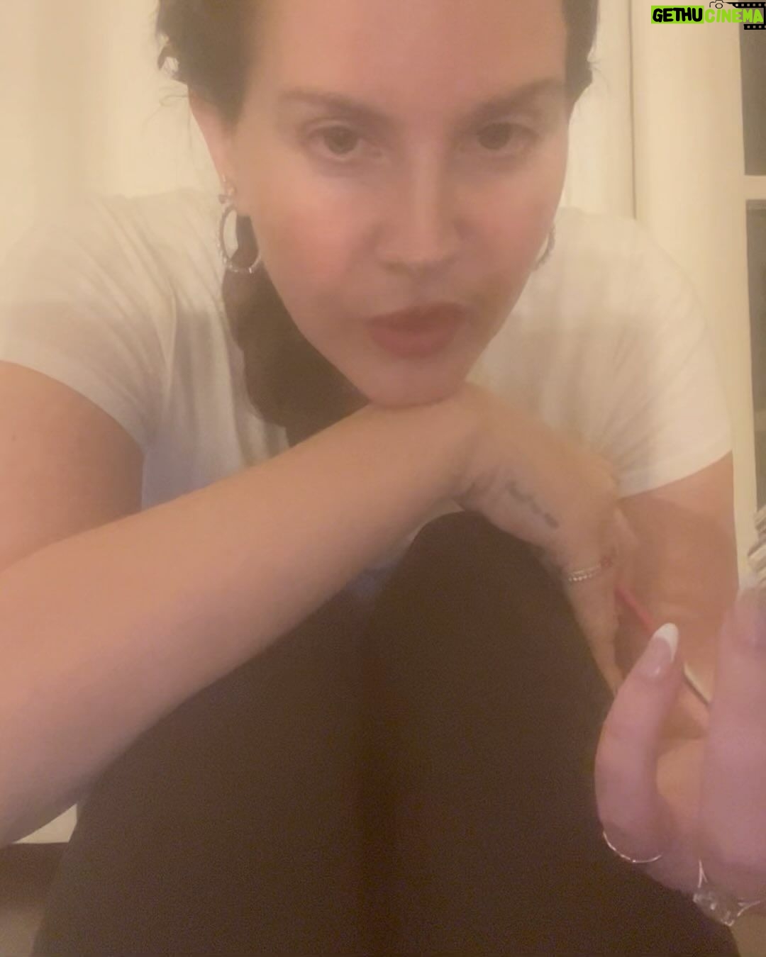 Lana Del Rey - 3.3 Million Likes - CoreCore
labels & the Lord
Thank u for my beautiful presentsss
