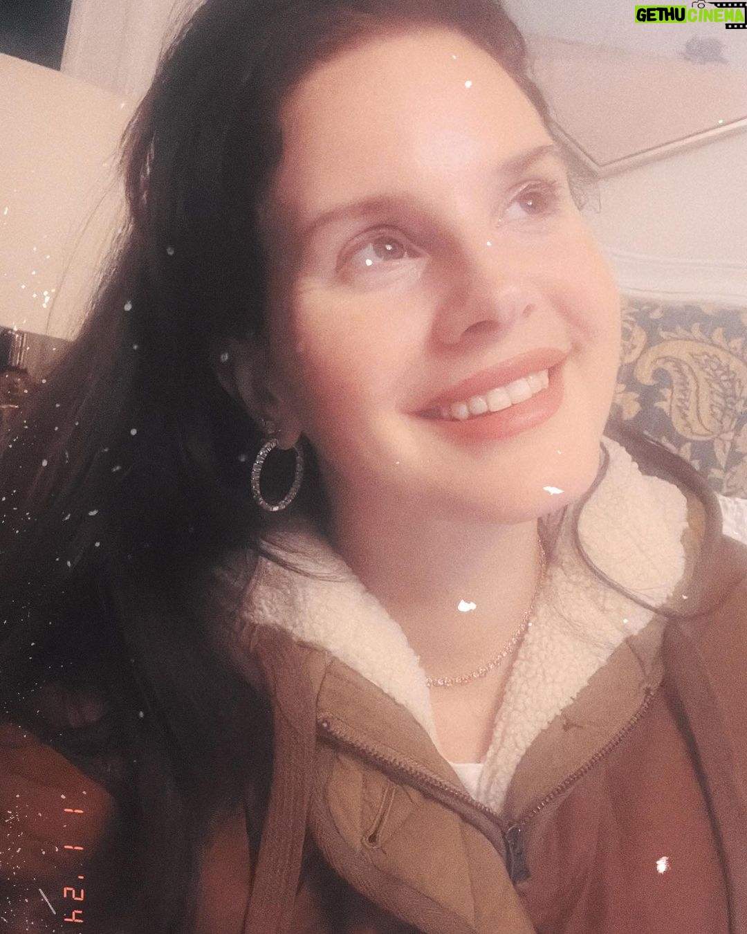 Lana Del Rey - 3.3 Million Likes - CoreCore
labels & the Lord
Thank u for my beautiful presentsss