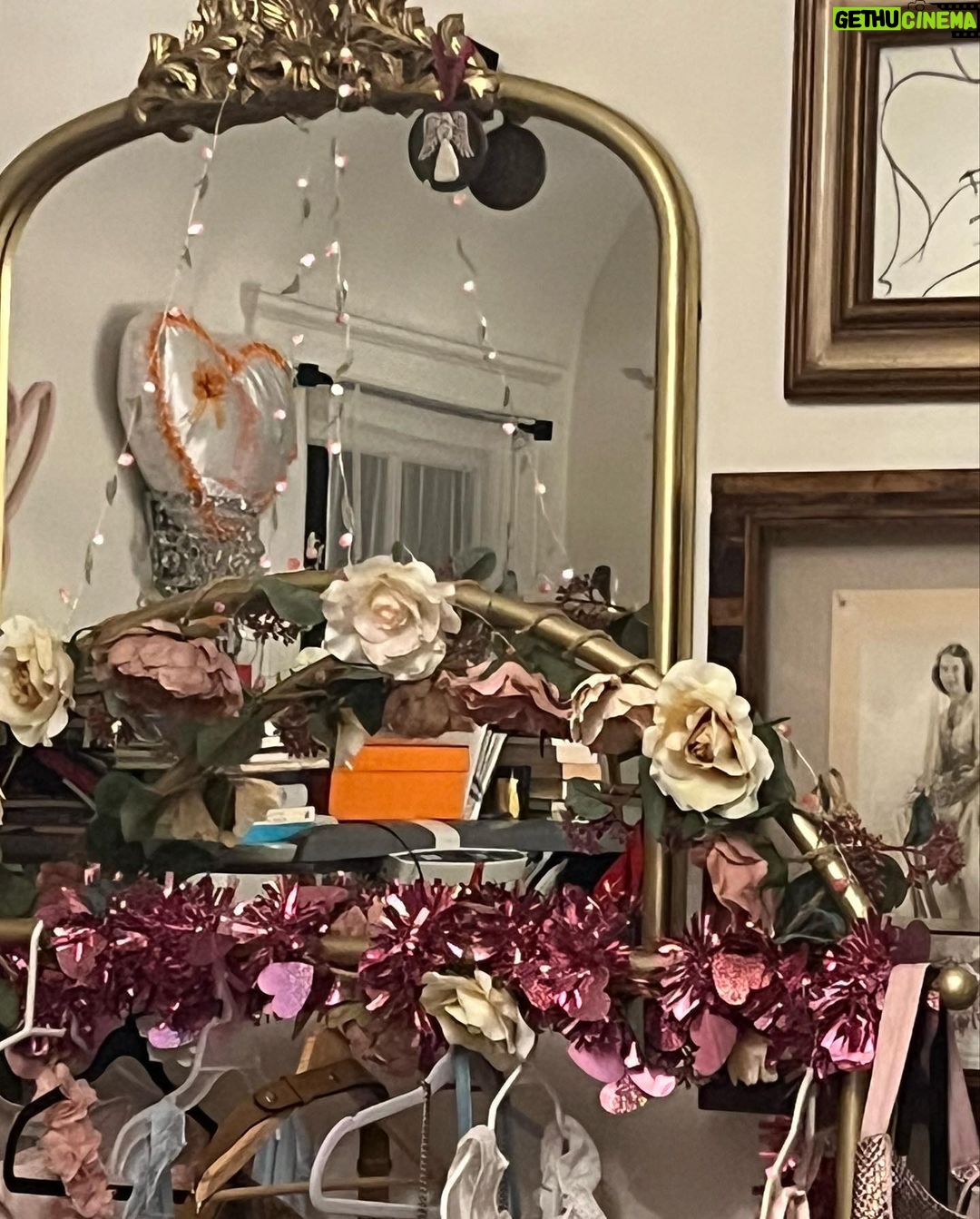 Lana Del Rey - 3.3 Million Likes - CoreCore
labels & the Lord
Thank u for my beautiful presentsss