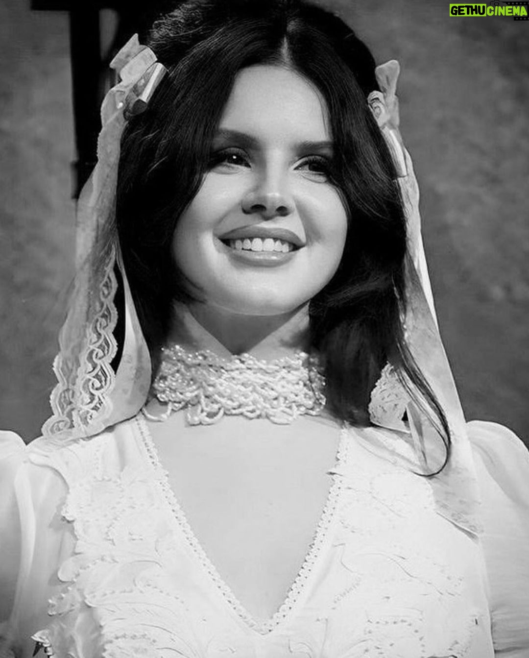 Lana Del Rey Instagram - We began this year with the full moon in cancer and we’re ending it with a full cold moon in cancer ♋️ soak it in
