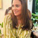 Lara Dutta Instagram - Can’t spend an afternoon at Coco’s and NOT do something to your hair! 😜. #justplayingaround @clarabellesaldanha #haircut #highlight #bestbuddy❤️