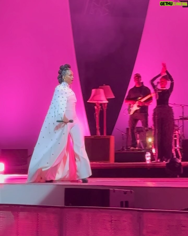 Lara Dutta Instagram - Queen on 🔥 🔥 #Aliciakeys #Saadiyatnights #abudhabi @mbhupathi @theoryelevenme