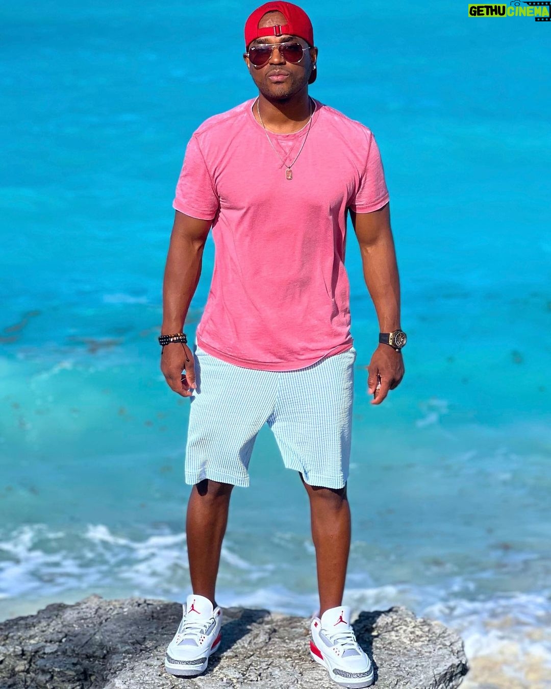 Larenz Tate - 36.3K Likes - Some extra melanation on this vacation…ya dig! 🤎☀️
#Vacay 🌊🙌🏾