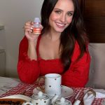 Larissa Manoela Instagram - Com bilhões do probiótico Lactobacillus casei Shirota, tomar Yakult todos os dias promove bem-estar, disposição e pode contribuir com a saúde do trato gastrointestinal pra gente aproveitar mais os nossos dias. E eu quero ver como você gosta de curtir! Além de aparecer no perfil da marca, eu, a YAKULT e outros influenciadores estaremos olhando a hashtag e comentando os nossos favoritos ❤️ Poste como você curte com a #YakultCurte e marque @yakultbrasil para participar! #YakultCurte #Yakult #publi