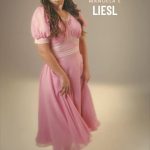 Larissa Manoela Instagram - Larissa Manoela é nossa Liesl! 💐 🎟️ VENDAS ABERTAS! Confira as informações e garanta já seu ingresso: • RIO DE JANEIRO Estreia em ABRIL 📍Teatro Riachuelo Rio (@teatroriachuelorio) Vendas @sympla 🔗 Ingressos a partir de R$19,50! (Link na bio) • SÃO PAULO Estreia em JULHO 📍Vibra São Paulo (@vibrasaopaulo) Vendas Uhuu.com 🔗 Ingressos a partir de R$19,50! (Link na bio) Confira as datas em que Larissa Manoela fará Liesl: 🔹 RIO DE JANEIRO Abril: 19, 20, 24, 26, 28 (19h) | Maio: 02, 04 (19h), 10, 12 (19h), 16, 18 (19h), 23, 26 (19h) e 31 | Junho: 01 (19h), 06, 08 (15h), 16 (19h), 20, 23 (15h) 🔹 SÃO PAULO Julho: 13 (15h), 14 (20h), 18, 19, 25, 28 (20h) *Podem haver mudanças na escala sem aviso prévio! Uma realização @aventurateatros e @moellerbotelho 🎥: @stone.artfilms #ANovicaRebeldeBR #ANovicaRebelde