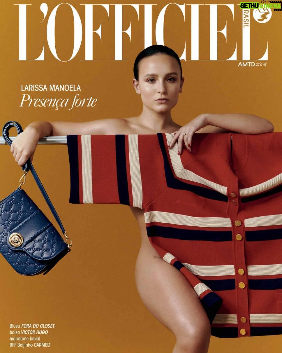 Larissa Manoela Instagram - Presença Forte é a estrela da capa de março da @lofficielbrasil. Larissa Manoela começou a atuar muito pequena. As primeiras recordações dessa fase bem inicial são de estar fazendo algo de que gostava muito, que a deixava feliz. Larissa encarava tudo de forma lúdica, apesar do senso de responsabilidade acompanhá-la desde sempre. “Eu me divertia, mas tinha algo dentro de mim que sabia que não era só uma brincadeira. Mas me recordo que aquilo não tinha um peso. Conforme fui crescendo, fui tomando mais consciência desta realidade e ela foi se tornando uma escolha cada vez mais assertiva de que aquilo seria meu ofício e que ali estaria a minha realização profissional”, conta ela, aos 23 anos. Fato é que não consegue dizer como seria a sua vida se esse começo fosse diferente, nem ousa imaginar outra profissão ou outra trajetória. E ainda foi além: também canta, dubla e é empreendedora. E mais: lançamentos em moda, joalheria, beleza, cultura, comportamento, empreendedorismo, gastronomia e turismo nesta tão aguardada edição de março. Para ver um preview da edição, entre no nosso site ou clique aqui no link da bio! A L'Officiel #110 está disponível nas bancas de todo o Brasil e também nas revistarias digitais. Corre lá e garanta a sua! @larissamanoela: blusa @foradocloset, bolsa @victorhugo_oficial, hidratante labial BFF Beijinho @carmed Direção editorial: @silvanaholzmeister Fotos: @thaisvandanez Direção de moda: @marciobanfi Direção criativa: @pratescassio e @evenotivy1 @gid.estudio Direção de arte e cenografia: @roberthaugust Direção de arte L'Officiel: @aleenricodetoni Styling: @souzaamandafnsh Beleza: @launeves Nail artist: @soninhalima.nails Massoterapia: @pattylaquale Camarim: Val Assistentes de fotografia: @_renatogon e @rezavela_bmx Assistente de moda: @samara.baccar Assistente de beleza: @bianunes.beauty Produção executiva: @annaguirro e @bpbarbosa Tratamento de imagem: @studiobrunorezende Agradecimentos: @technogym e @c.l.u.b.e