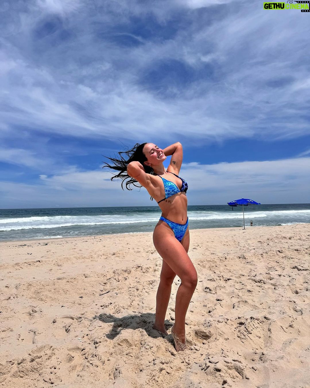 Larissa Manoela Instagram - smiles and sea 💙 Rio de Janeiro, Rio de Janeiro
