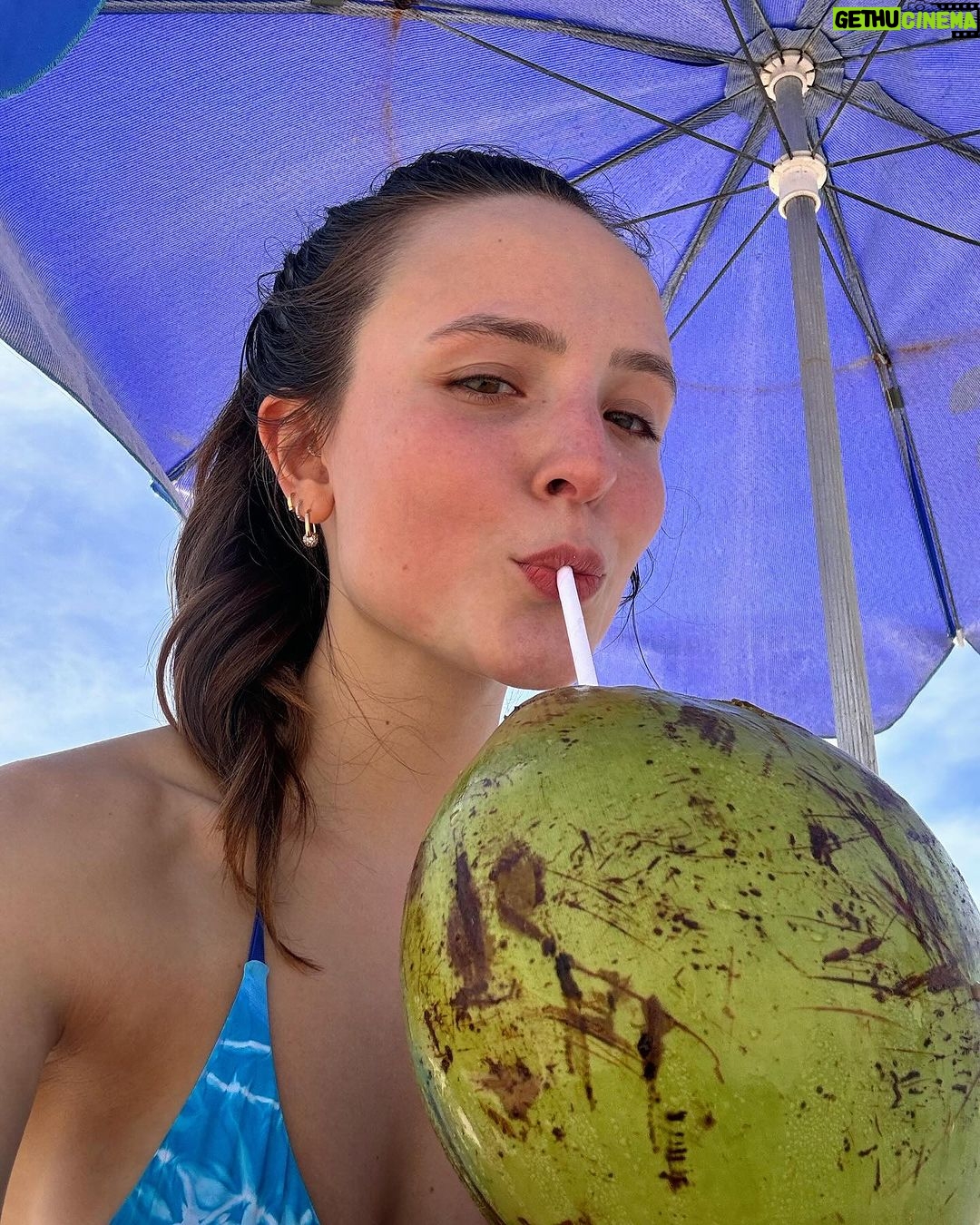 Larissa Manoela Instagram - smiles and sea 💙 Rio de Janeiro, Rio de Janeiro