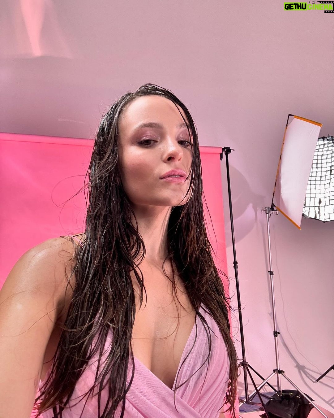 Larissa Manoela Instagram - Dia das mulheres fazendo o que amo ❤️ A gente é força, potência, garra, coragem, foco, resiliência, poder e determinação! A gente é tudo e mais um pouco! Todo dia nosso dia! MULHER 🌹 São Paulo, Brazil