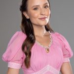 Larissa Manoela Instagram - Não perca tempo e garanta seu lugar para assistir a gente nessa divertida e emocionante história! Espero você e toda a família! 🩵🎶 🎫 🔗 INGRESSOS A PARTIR DE R$19,50. Garanta já o seu pelo link disponível na descrição do nosso perfil! ESTREIA 19 DE ABRIL • RJ 📍 Teatro Riachuelo Rio (@teatroriachuelorio) Vendas @sympla Uma realização @aventurateatros e @moellerbotelho #ANovicaRebeldeBR #ANovicaRebelde