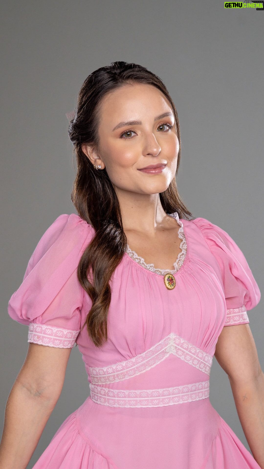 Larissa Manoela Instagram - Não perca tempo e garanta seu lugar para assistir a gente nessa divertida e emocionante história! Espero você e toda a família! 🩵🎶 🎫 🔗 INGRESSOS A PARTIR DE R$19,50. Garanta já o seu pelo link disponível na descrição do nosso perfil! ESTREIA 19 DE ABRIL • RJ 📍 Teatro Riachuelo Rio (@teatroriachuelorio) Vendas @sympla Uma realização @aventurateatros e @moellerbotelho #ANovicaRebeldeBR #ANovicaRebelde