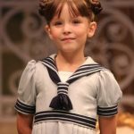 Larissa Manoela Instagram - Essa é mais uma vez pra ela. Vocês sempre verão que é por ela! A mini Lari lá de 2009 💞 Começamos essa super imersão que é a fase preparatória de um musical. Uma obra e arte coletiva. Cheia de dedicação e profissionalismo. Agora é hora da maratona até a nossa estreia. Um mergulho profundo que tenho o prazer de fazer pela 3ª vez! Cada montagem uma perspectiva diferente da mesma história. @novicarebeldebr é clássico, é lindo, é emocionante, é envolvente, é instigante, é tocante, é absoluto! Arrepios e emoções tomaram conta na nossa primeira passagem. E isso é só o começo! Obrigada a minha dupla amada @moellerbotelho, @charlesmoeller & @c_botelho.claudio por acreditarem e confiarem em mim desde o início! Por me darem a oportunidade de voltar aos palcos numa montagem ainda mais especial e surpreendente! À todos os envolvidos, de todas as áreas, de forma geral! Nada a gente faz sem o outro. E nessa caminhada estaremos muito juntos ❤️ VAMOS SUBIR A MONTANHA MAIS UMA VEZ 🏔️