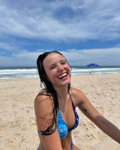 Larissa Manoela Instagram - smiles and sea 💙 Rio de Janeiro, Rio de Janeiro