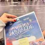 Larissa Manoela Instagram - Essa é mais uma vez pra ela. Vocês sempre verão que é por ela! A mini Lari lá de 2009 💞 Começamos essa super imersão que é a fase preparatória de um musical. Uma obra e arte coletiva. Cheia de dedicação e profissionalismo. Agora é hora da maratona até a nossa estreia. Um mergulho profundo que tenho o prazer de fazer pela 3ª vez! Cada montagem uma perspectiva diferente da mesma história. @novicarebeldebr é clássico, é lindo, é emocionante, é envolvente, é instigante, é tocante, é absoluto! Arrepios e emoções tomaram conta na nossa primeira passagem. E isso é só o começo! Obrigada a minha dupla amada @moellerbotelho, @charlesmoeller & @c_botelho.claudio por acreditarem e confiarem em mim desde o início! Por me darem a oportunidade de voltar aos palcos numa montagem ainda mais especial e surpreendente! À todos os envolvidos, de todas as áreas, de forma geral! Nada a gente faz sem o outro. E nessa caminhada estaremos muito juntos ❤️ VAMOS SUBIR A MONTANHA MAIS UMA VEZ 🏔️