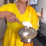 Lataa Saberwal Instagram - Basant Panchmi pe meri “manghadant” recipe 💛💛💛 #lataasaberwal #authenticallylataa #recipe #recipes #recipeoftheday #tiffin #tiffinbox #tiffinideas #nashta #breakfast #breakfasttime☕️ #breskfastrecipe #breakfastrecipe #easyrecipeideas #easyrecepies #easyrecipeasy