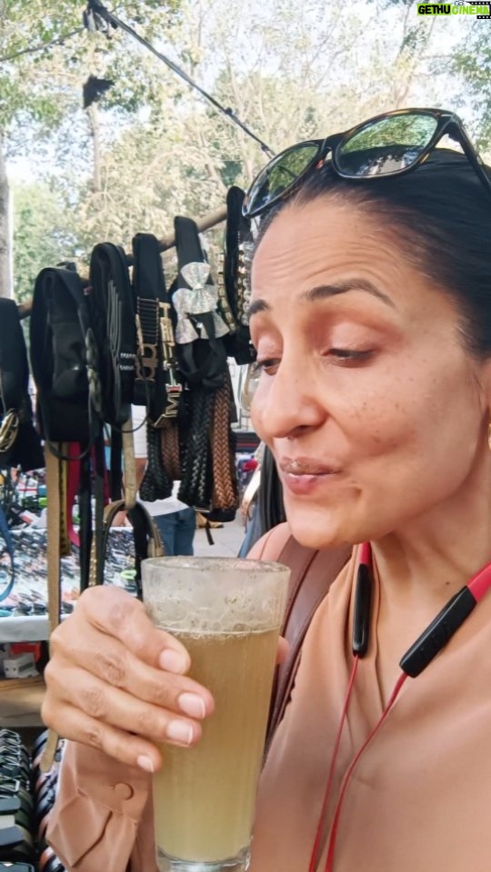 Lataa Saberwal Instagram - Amchi Mumbai, local style. Really ! Mumbai is just amazing with so many *pocket friendly* facilities which can make your day!! #lataasaberwal #authenticallylataa @ashachadda96 #mumbai #amchimumbai #amchimumbai😍 #amchimumbai❤️ #amchimumbaiofficial #amchimumbaiblog #amchimumbai😎 #amchimumbai_foodies #amchimumbai💙