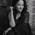 Lataa Saberwal Instagram - The black & white of life....🖤🖤 PC @_rishikaseth Makeup @muskaansmakeupandhair Hairstyle @eminence_by_asha #lataasaberwal #authenticallylataa
