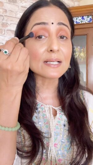 Lataa Saberwal Instagram - If you are applying *EYESHADOW* for the FIRS time in your life , then watch this ! Beginners Eyeshadow ❤️❤️ 

EYESHADOW PALETTE @lakmeindia 

#lataasaberwal #authenticallylataa #beginnerseyeshadow #beginnerseyemakeup #beginnerseyemakeuptutorial #beginner #beginnersmakeup #eyeshadow #eyeshadows #eyeshadowpalettes #easymakeup #easyeyemakeup #easmakeuplooks #easymakeuptips #easymakeuproutine #quickeyeshadow #quickeyemakeup #quickeyemakeup